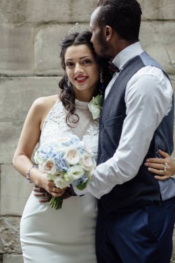 Çift düğün günü kutluyor