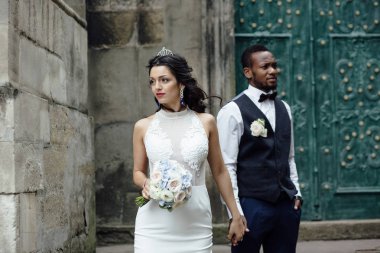 Çift düğün günü kutluyor