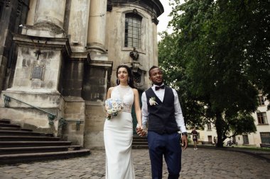 Çift düğün günü kutluyor