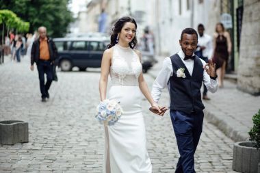 Çift düğün günü kutluyor