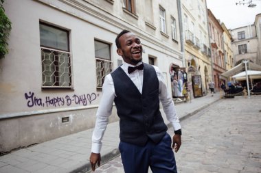  Yakışıklı Afro-Amerikan damat 