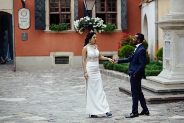 Çift düğün günü kutluyor