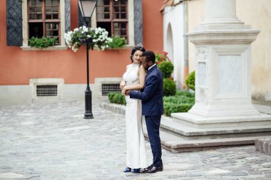 Çift düğün günü kutluyor