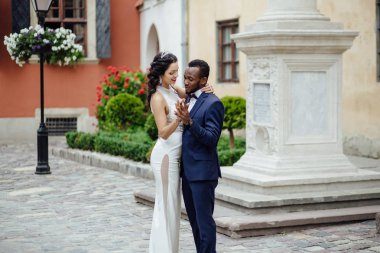 Çift düğün günü kutluyor