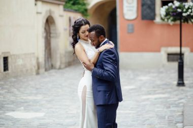 Çift düğün günü kutluyor