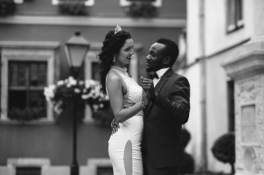 Çift düğün günü kutluyor