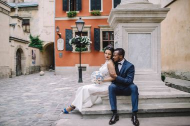 Çift düğün günü kutluyor