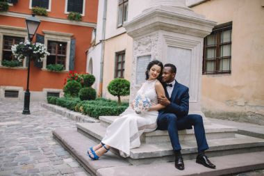 Çift düğün günü kutluyor