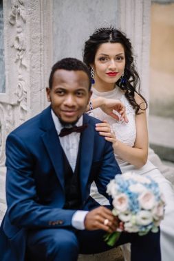 Çift düğün günü kutluyor