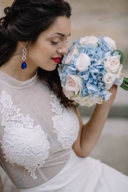  Gelin beyaz gelinlik içinde 