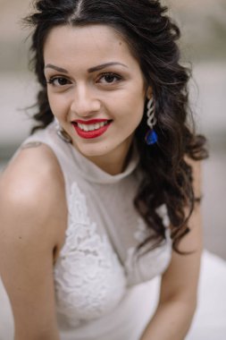  Gelin beyaz gelinlik içinde 