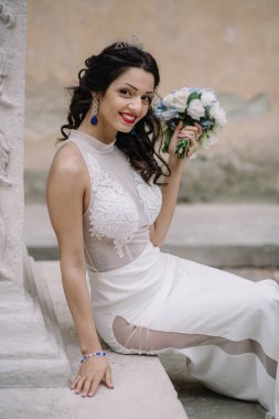  Gelin beyaz gelinlik içinde 