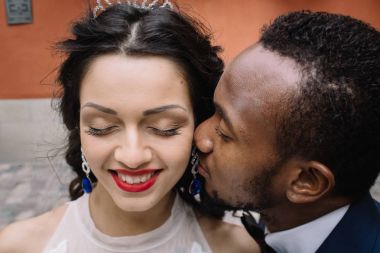 Çift düğün günü kutluyor