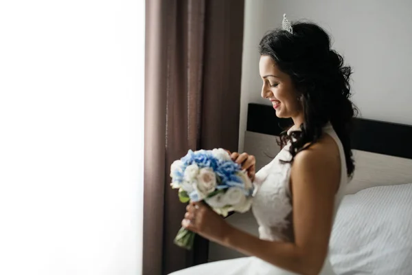 Nevěsta v bílých svatební šaty — Stock fotografie