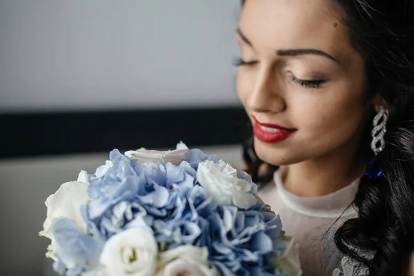 Bruid in witte trouwjurk — Stockfoto