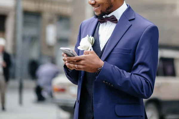 Stilig afroamerikanska brudgummen — Stockfoto