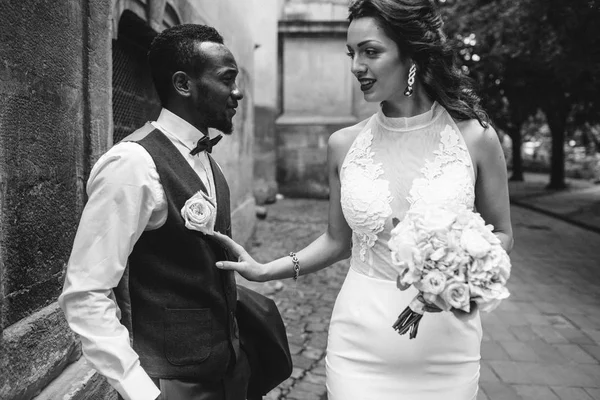 Çift düğün günü kutluyor