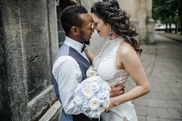 Coppia che celebra il loro giorno del matrimonio — Foto Stock