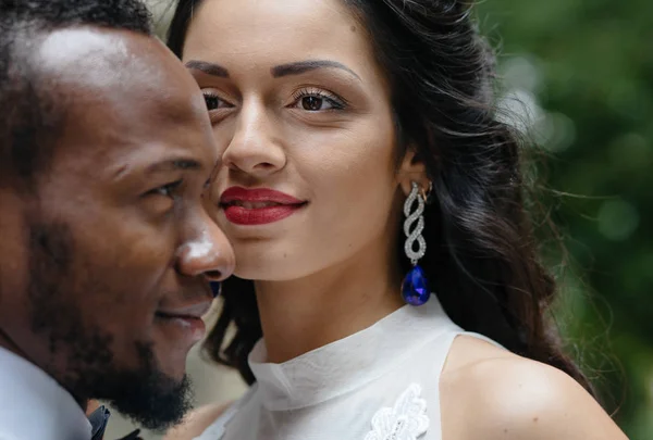 Pareja celebrando el día de su boda — Foto de Stock