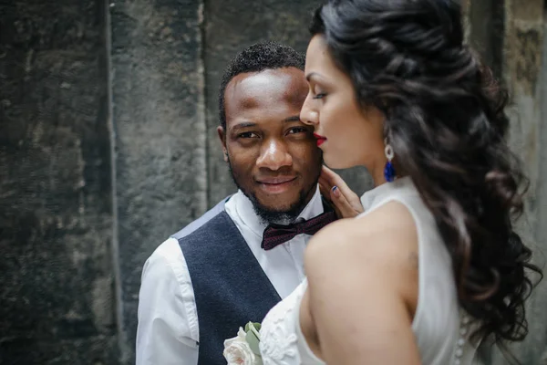 Coppia che celebra il loro giorno del matrimonio — Foto Stock