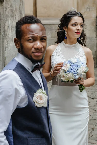 Çift düğün günü kutluyor