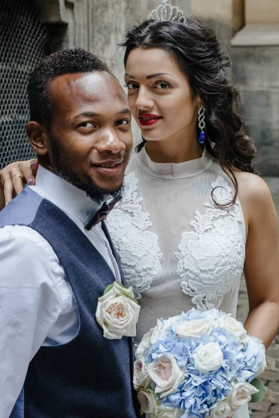 Coppia che celebra il loro giorno del matrimonio — Foto Stock