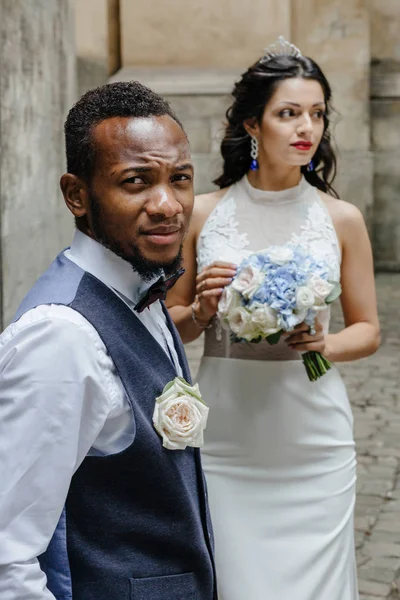 Çift düğün günü kutluyor