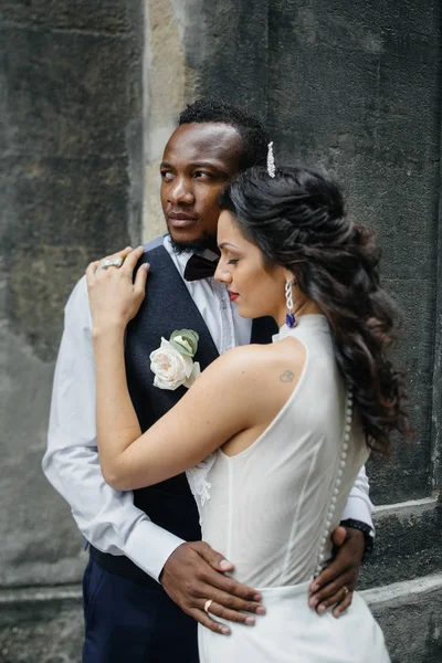 Coppia che celebra il loro giorno del matrimonio — Foto Stock