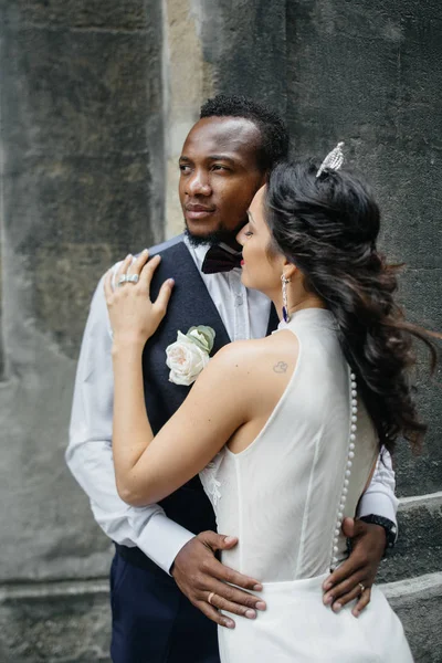 Pareja celebrando el día de su boda — Foto de Stock