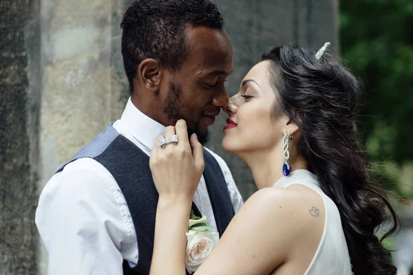 Pareja celebrando el día de su boda — Foto de Stock