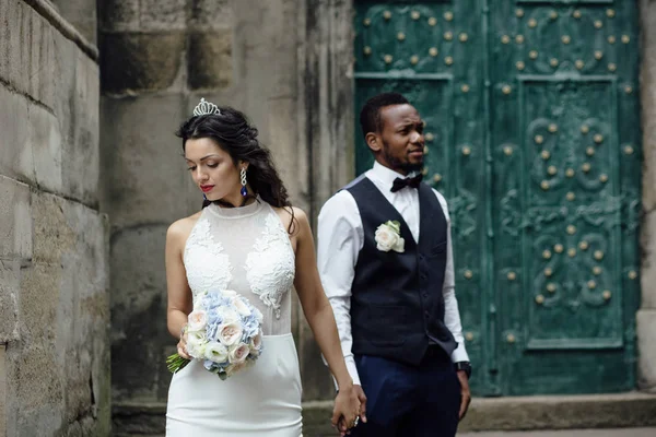 Coppia che celebra il loro giorno del matrimonio — Foto Stock