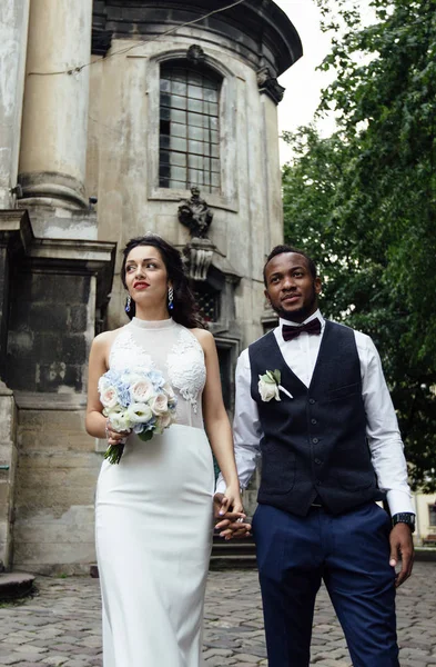 Coppia che celebra il loro giorno del matrimonio — Foto Stock