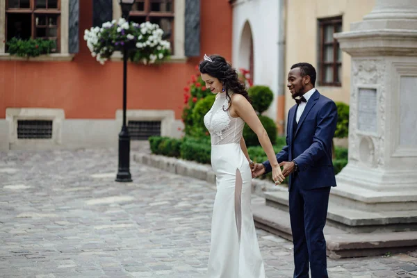 Çift düğün günü kutluyor