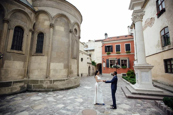 Coppia che celebra il loro giorno del matrimonio — Foto Stock