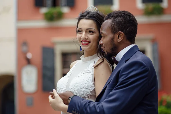 Coppia che celebra il loro giorno del matrimonio — Foto Stock