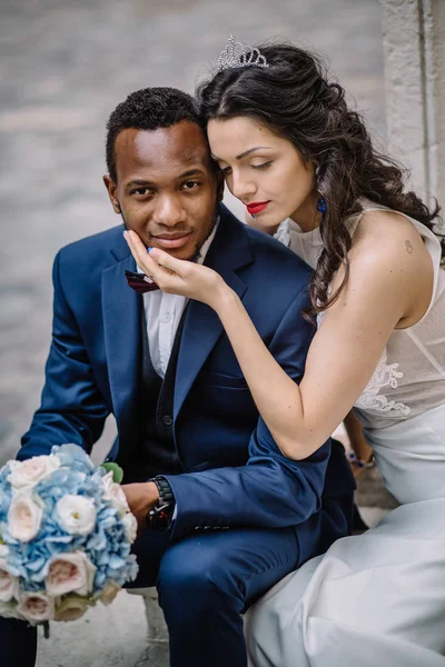 Çift düğün günü kutluyor