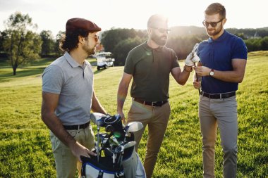 mutlu çok ırklı golfçüler 
