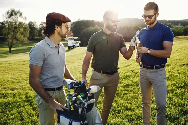 Felizes golfistas multiétnicos — Fotografia de Stock