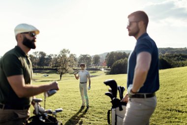 golf sahasında vakit arkadaşlar