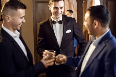 damat ve viski içme onun sağdıç