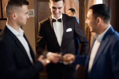 damat ve viski içme onun sağdıç