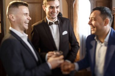 damat ve viski içme onun sağdıç