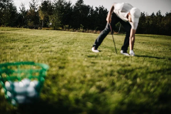 Golfista colocando bola de golfe — Fotografia de Stock