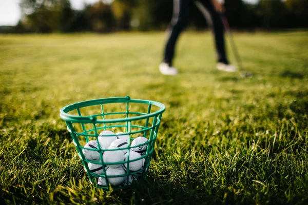 Golfista colocando bola de golfe — Fotografia de Stock