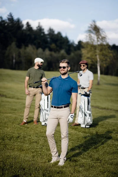 Amigos pasar tiempo en el campo de golf — Foto de Stock