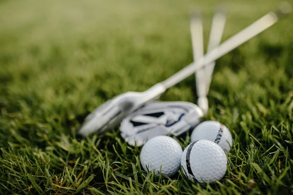 Ferro clube de golfe e bola — Fotografia de Stock