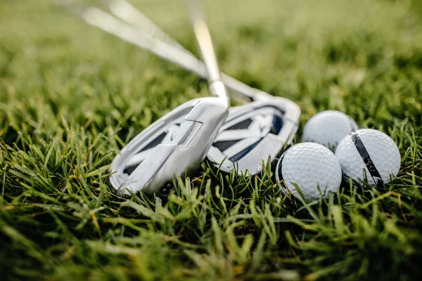 Ferro clube de golfe e bola — Fotografia de Stock