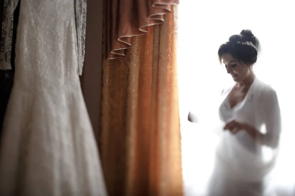 Hermosa novia y vestido de novia —  Fotos de Stock