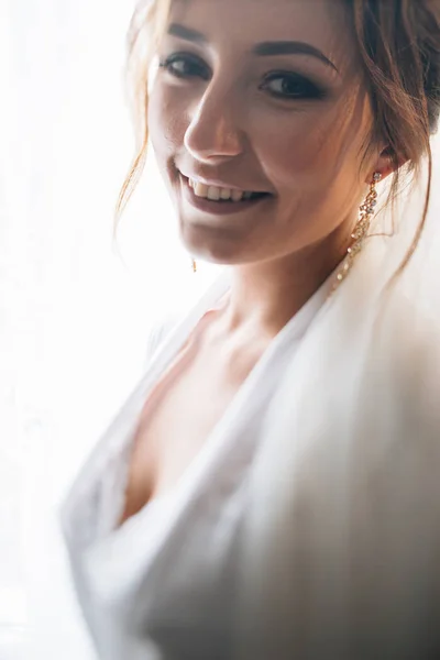 Braut im eleganten Brautkleid — Stockfoto