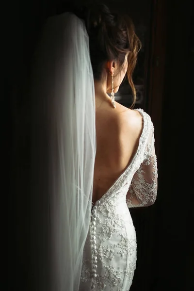 Νύφη στο κομψό γαμήλιο φόρεμα — Φωτογραφία Αρχείου